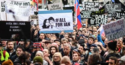 Manifestación multitudinaria, el viernes en Bratislava, en protesta por el asesinato del periodista Jan Kuciak.