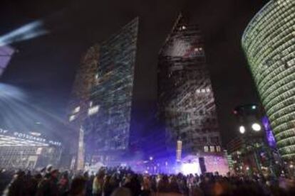 Los edificios de la plaza de Potsdam, enn Berlín, iluminados. EFE/Archivo