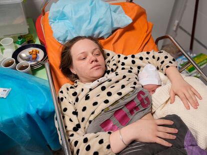 Mariana Vishegirskaya este viernes con su hija recién nacida en Mariupol, Ucrania.