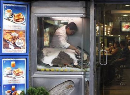 La marisquería Sirena Verde, en plena Gran Vía, se convierte en una especie de <b><i>afterhours</b></i> a primeras horas de la mañana.
