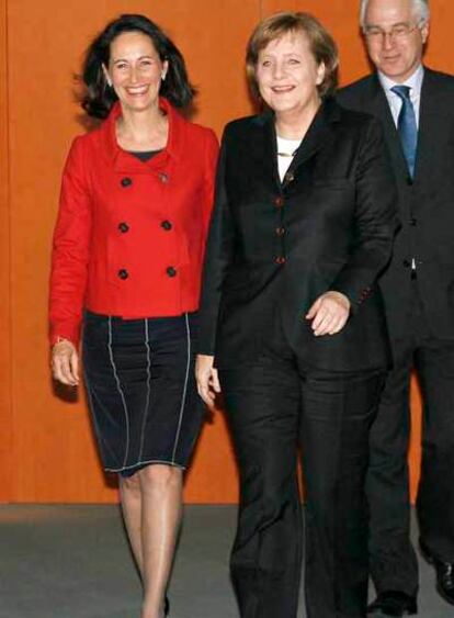 Royal (izquierda) y Merkel, antes de su entrevista de ayer en Berlín.