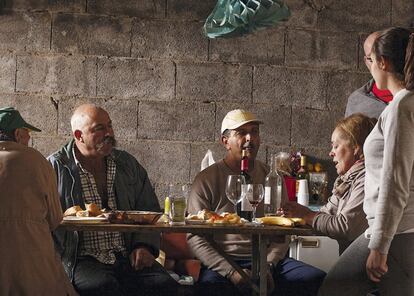 Amigos y familiares se reúnen en torno a la mesa de los Mendoza, unos de los últimos trashumantes que quedan en Gran Canaria.