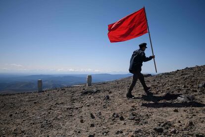 "Todos os norte-coreanos têm um desejo ardente de visitar o campo secreto", diz o guia turístico Kim Un Sim. Durante as visitas, os alunos se reúnem na cratera à beira do lago para cantar canções patrióticas. Sua peregrinação pode durar até quatro semanas, com a oportunidade de participar como voluntários em canteiros de obras ou outros projetos.