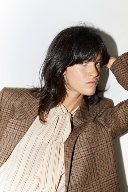 Suzanne Lindon posa en exclusiva para ICON con traje y camisa Celine por Hedi Slimane.