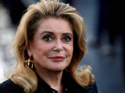 Catherine Deneuve, a su llegada al desfiles de Saint Laurent en París en septiembre.