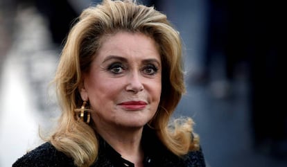 Catherine Deneuve, a su llegada al desfiles de Saint Laurent en París en septiembre.