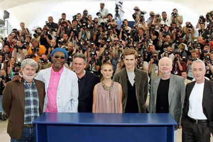 De izquierda a derecha, el director George Lucas, el actor Samuel L. Jackson, el productor Rick McCallum y los actores Natalie Portman, Hayden Christensen, Ian Mc Diarmid y Anthony Daniels, durante la presentación del tercer episodio de <i>La guerra de las galaxias.</i>