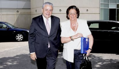 El expresidente de Feria Valencia, Alberto Catal&aacute;, con la presidenta del patronato y alcaldesa de Valencia, Rita Barber&aacute;, en junio de 2013.