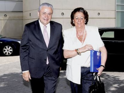 El expresidente de Feria Valencia, Alberto Catal&aacute;, con la presidenta del patronato y alcaldesa de Valencia, Rita Barber&aacute;, en junio de 2013.