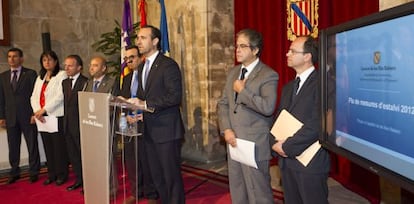 El presidente de Baleares, Jos&eacute; Ram&oacute;n Bauz&aacute;, presenta ayer sus medidas de ajuste rodeado por los miembros de su Gobierno.