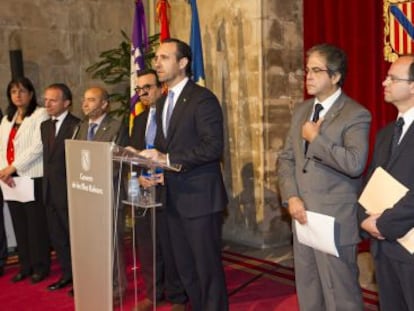 El presidente de Baleares, Jos&eacute; Ram&oacute;n Bauz&aacute;, presenta ayer sus medidas de ajuste rodeado por los miembros de su Gobierno.