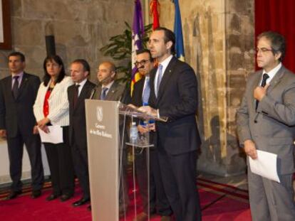 El presidente de Baleares, Jos&eacute; Ram&oacute;n Bauz&aacute;, presenta ayer sus medidas de ajuste rodeado por los miembros de su Gobierno.