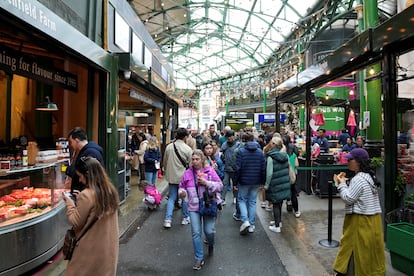 Personas entre los puestos de comida de un mercado en Londres (Reino Unido), en mayo de 2024. 