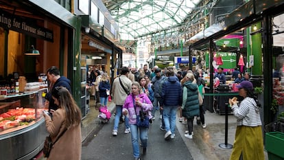 Personas entre los puestos de comida de un mercado en Londres (Reino Unido), en mayo de 2024.