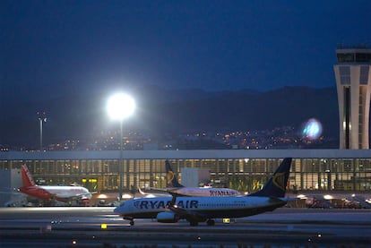 Un avión rueda por la pista del aeropuerto de Málaga para despegar a primera hora de la tarde.