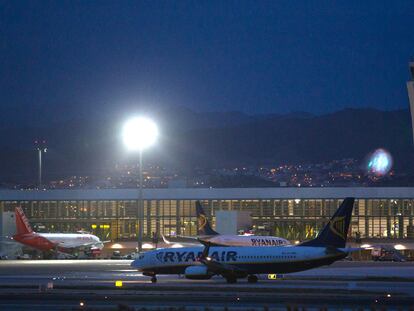 Un avión rueda por la pista del aeropuerto de Málaga para despegar a primera hora de la tarde.