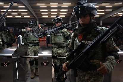 Personal militar abordan el metro para participar en el desfile cívico militar en Ciudad de México, el 16 de septiembre de 2024.