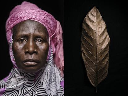 Diarra Fatoumata, de 52 años, con una hoja de la planta del cacao.