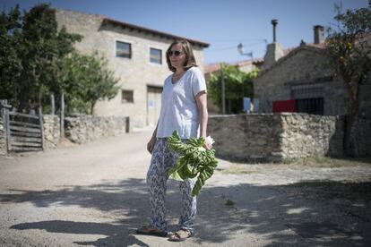 Vecina del pueblo recogiendo acelgas del huerto.