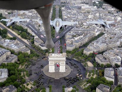 Aviones de combate Rafale franceses durante una exhibición aérea sobre París en julio pasado.