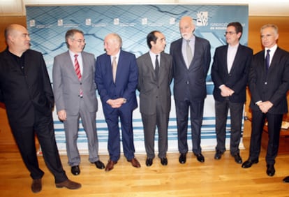 De izquierda a derecha, Javier González de Durana, Antón Damborenea, Joseba Arregi, Enrique Portocarrero, Richard Armstrong, Antonio Basagoiti, Juan Ignacio Vidarte e Iñaki Oyarzabal, antes de la apertura de un debate sobre el Guggenheim Urdaibai.