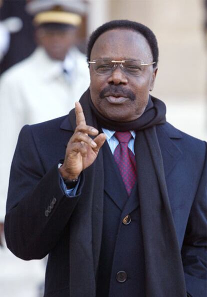 El fallecido presidente de Gabón Omar Bongo, en una visita al palacio del Elíseo de París en diciembre de 2003.