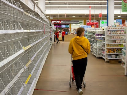 Una mujer pasaba el miércoles junto a estantes vacíos en un supermercado de Moscú.