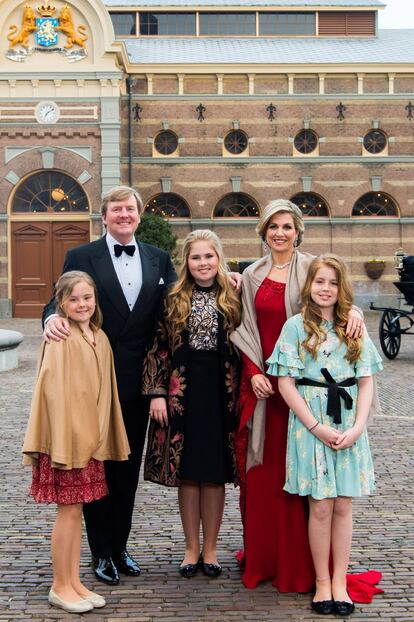 Guillermo y Máxima de Holanda, con sus hijas Ariane (izquierda), Amalia (centro) y Alexia (derecha), en abril de 2017.
