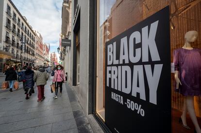 Un cartel publicitario anuncia rebajas con motivo del Black Friday, en la calle de Preciados.