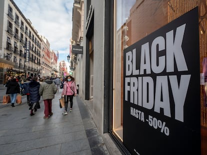 Un cartel publicitario anuncia rebajas con motivo del Black Friday, en la calle de Preciados.