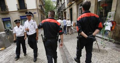 'Ertzainas' y policías municipales patrullan en una calle de San Sebastián. 