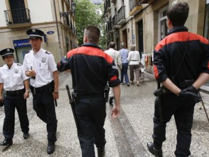 'Ertzainas' y policías municipales patrullan en una calle de San Sebastián. 