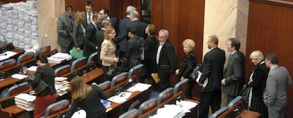 Miembros del Parlamento de Macedonia a su salida de la tras votar por la disolución de la misma.