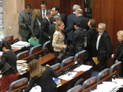 Miembros del Parlamento de Macedonia a su salida de la tras votar por la disolución de la misma.