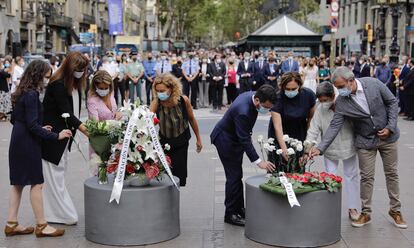 Las autoridades depositan flores durante el homenaje a las víctimas del atentado de La Rambla.