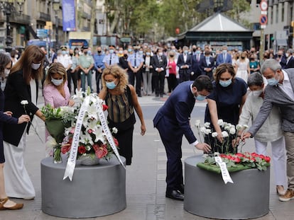 Las autoridades depositan flores durante el homenaje a las víctimas del atentado de La Rambla.