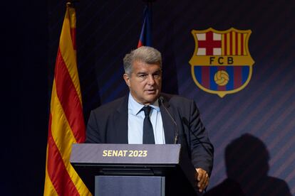 El presidente del FC Barcelona, Joan Laporta, durante el discurso que abrió la reunión ordinaria del Senado de la entidad azulgrana, mientras en el exterior empezaban las obras de la remodelación del Spotify Camp Nou. 