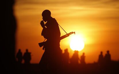 Un grupo de soldados rebeldes caminan por un territorio controlado por ellos en el Alto Nilo.