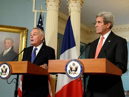 El ministro franc&eacute;s de Exteriores, Jean-Marc Ayrault (izquierda), junto a su hom&oacute;logo estadounidense, John Kerry.