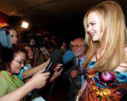 Nicole Kidman antes de entrar al estreno de <b></b><i>Los otros</i>.