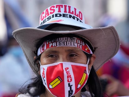 Una mujer participa de una marcha a favor de Pedro Castillo, el pasado 6 de julio, un mes después de las elecciones presidenciales en Perú.