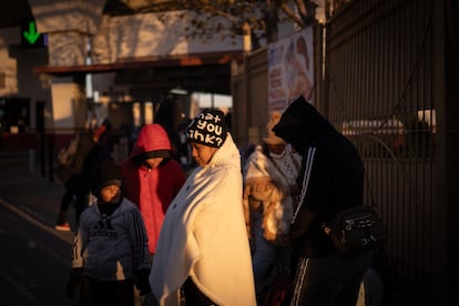 Migrantes esperan en el paso fronterizo de Ciudad Juárez (Chihuahua).