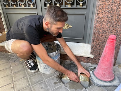 Javier Álvarez, sobrino nieto de Manuel y José Luis Álvarez Ridaura, colocando la 'stolpersteine' en homenaje a estas dos víctimas.