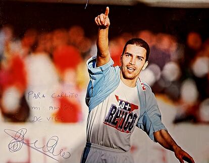 Foto dedicada por Haim Revivo a Carlos Sánchez en la que el futbolista celebra un gol al Barça mostrando la camiseta de la peña que en su honor creó Sánchez.