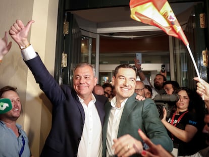 El presidente de la Junta de Andalucía, Juan Ramón Moreno Bonilla, y el candidato del PP a la alcaldía de Sevilla, José Luis Sanz, celebran la victoria de su formación en las elecciones municipales.