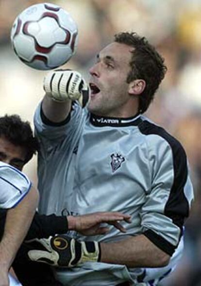 Almunia despeja en un partido contra el Espanyol.