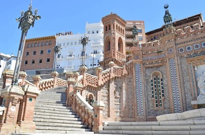 La Escalinata de la Estación, Escalinata del Óvalo o Escalinata de Torán, conocida como la escalera de los amantes de Teruel, es una obra neomudéjar declarada Bien de Interés Cultural, obra del ingeniero turolense José Torán de la Rad en los años veinte del siglo pasado. |