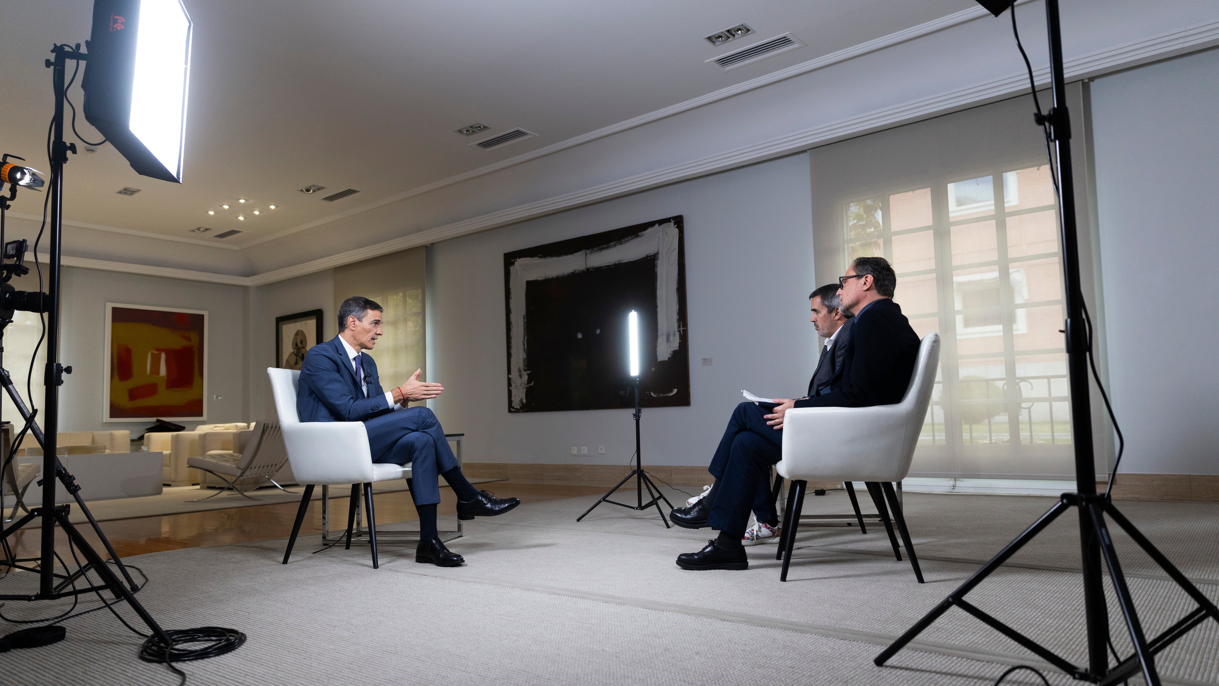 El presidente del Gobierno, Pedro Sánchez, durante la entrevista con el director de EL PAÍS, Jan Martínez Ahrens, y el corresponsal político del diario, Carlos E. Cue.