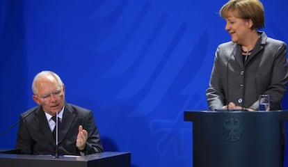 El ministro Schauble interviene junto a Merkel, el pasado 29 de enero.