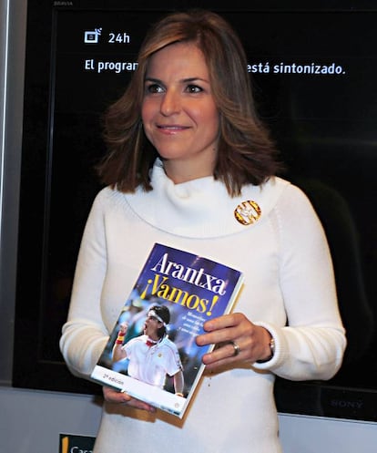 <p> En febrero de 2012, Arantxa Sánchez Vicario publicó ‘¡Vamos! Memorias de una lucha, una vida y una mujer’. La biografía no solo repasaba sus años como tenista, sino que también cargaba contra su familia. "Me han dejado sin nada, estoy endeudada con Hacienda [fue condenada a pagar 3,5 millones por tributar en Andorra mientras vivía en España] y mis propiedades son muy inferiores a las que tiene por ejemplo mi hermano Javier, que a lo largo de su vida ha ganado mucho menos que yo. ¿Puedo aceptar este abuso y quedarme callada? No voy a hacerlo", escribía en su libro. </p> <br> <p> <p>En las páginas, Arantxa Sánchez Vicario también aseguraba haber roto los lazos con sus padres. Una situación que incluso terminó con toda la familia en los tribunales, ya que la tenista acusó a su progenitor de gestionar mal sus ganancias y demandó a sus padres por malversación de fondos y apropiación indebida. Una paz sin reconciliación que llegó tres años después con un acuerdo extrajudicial entre las partes. </p> <br> <p> <p> "Llegué a dudar de mi valía e incluso busqué la ayuda de psicólogos para recuperar mi autoestima", dice en otro fragmento del libro. “Podéis imaginaros lo doloroso que ha sido publicar mis memorias, pero tenía una necesidad vital de hacerlo”, dijo a los medios durante la presentación del libro.</p> <br> <p>